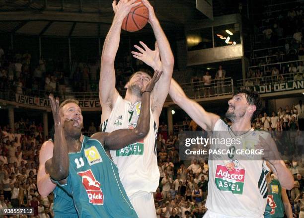 Le Villeurbannais Nikola Vujcic et son capitain Yann Bonato subtilisent le ballon aux palois Roger Esteller et Florent Pietrus , le 23 juin 2002 à...