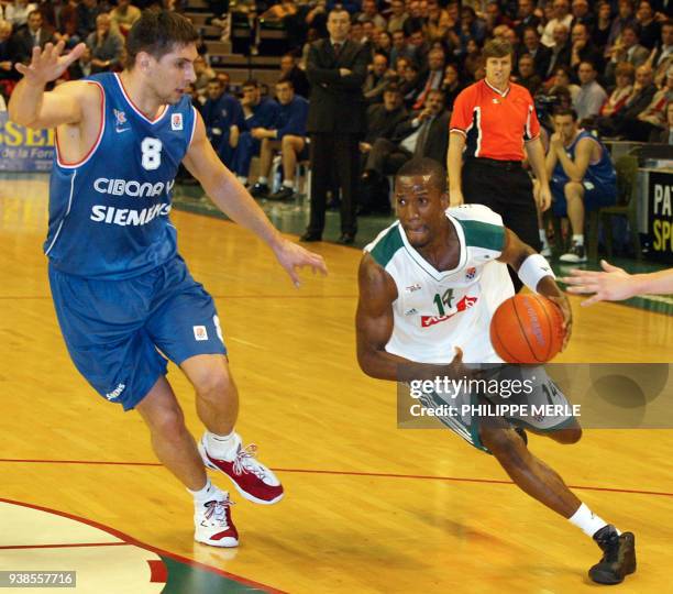 Le Villeurbannais John Celestand déborde le Croate Niksa Prkacin, le 06 février 2002 à l'Astroballe de Villeurbanne, lors du match...