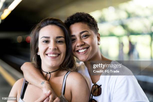 retrato de joven pareja lesbiana - lesbiana fotografías e imágenes de stock