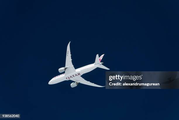qatar boeing 787 in flight - qatar airways stock pictures, royalty-free photos & images