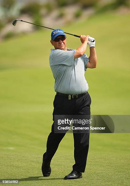 Peter O'Malley of Australia plays an approach shot during the second round of the 2009 Australian Open at New South Wales Golf Club on December 4,...