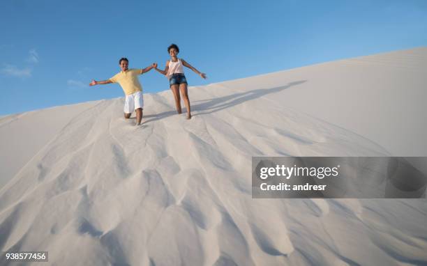 casal brasileiro se divertindo no deserto - estado do maranhão - fotografias e filmes do acervo