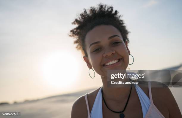 retrato de una bella mujer feliz en el desierto - estado de maranhao fotografías e imágenes de stock