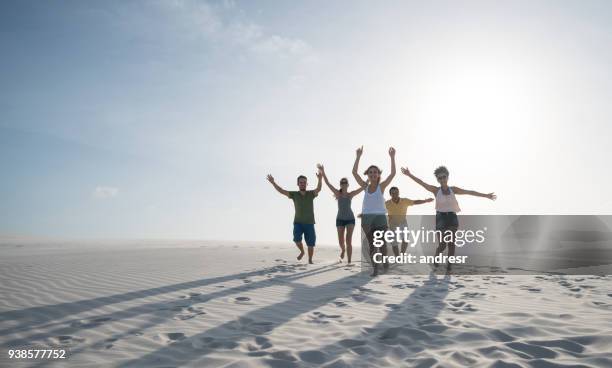 grupo de amigos brasileños que se divierten en el desierto - estado de maranhao fotografías e imágenes de stock