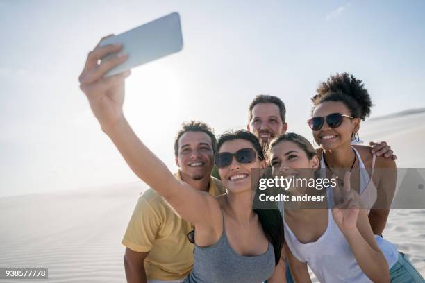 feliz grupo de amigos tomando uma selfie no deserto - lencois maranhenses national park - fotografias e filmes do acervo