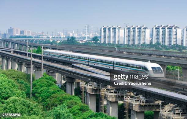 shanghai magnetic levitation (maglev) train departure for pudong airport.this train link pudong international airport with shanghai downtown area. - shanghai foto e immagini stock
