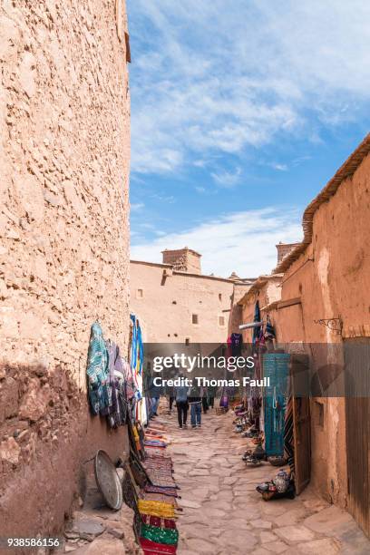 berber kleidung zum verkauf bei ait benhaddou - ait benhaddou stock-fotos und bilder