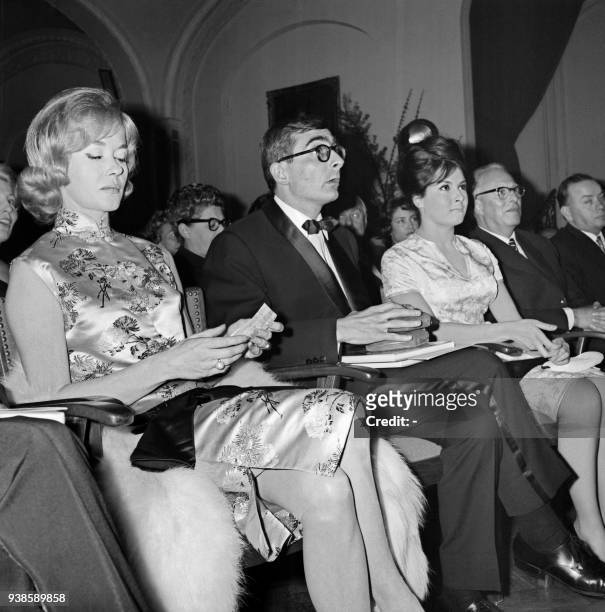 Photo prise le 03 août 1960 à Munich, du cinéaste français Claude Chabrol , récompensé pour son film "Les Cousins" entouré de Barbara Laage venue...
