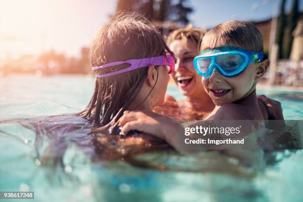 famiglia che gioca in piscina - portrait playful caucasian man foto e immagini stock