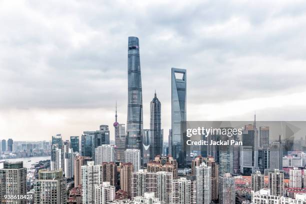 shanghai financial district seen from residential building - shanghai tower shanghai photos et images de collection