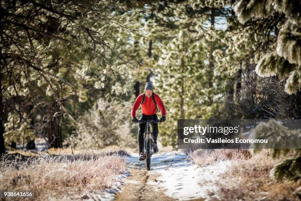 uomo bici avventura - ciclista foto e immagini stock