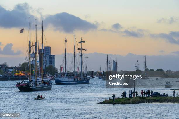 historische zeilschepen zeilen van de rivier de ijssel tijdens de parade van de jacht op het evenement van de sail kampen 2014 - ijssel stockfoto's en -beelden