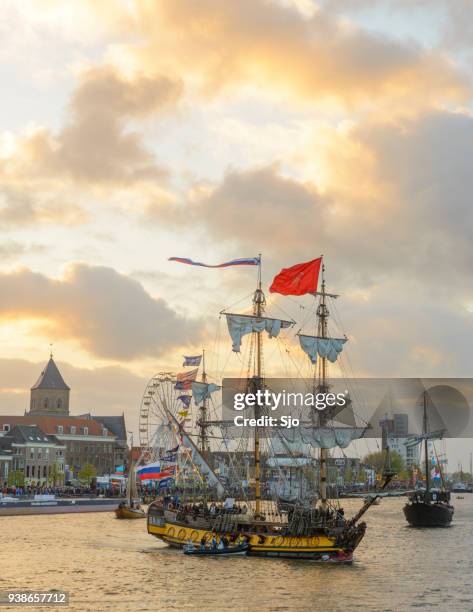 russische fregat shtandart tijdens de jacht parade tijdens het evenement van de sail kampen 2014 - ijssel stockfoto's en -beelden