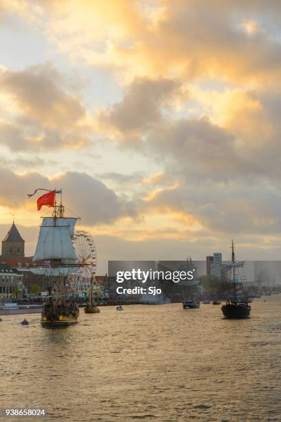 russische fregat shtandart tijdens de jacht parade tijdens het evenement van de sail kampen 2014 - ijssel stockfoto's en -beelden