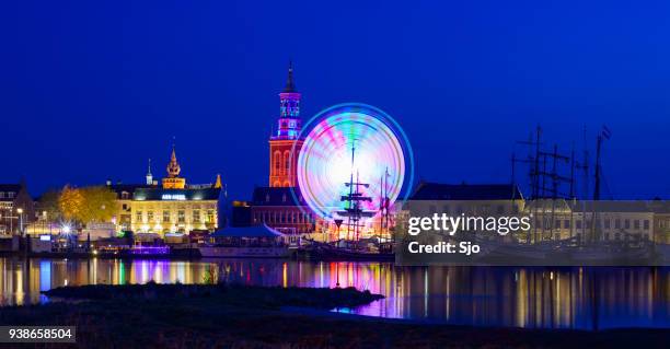 panoramisch zicht op de historische zeilschepen op de rivier de ijssel tijdens het evenement van de sail kampen 2014 - ijssel stockfoto's en -beelden