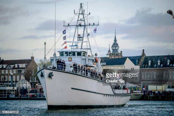 före detta nederländska röj sittard med besättningen stå i kö under yacht paraden vid evenemanget 2014 segla kampen - minsvepning bildbanksfoton och bilder