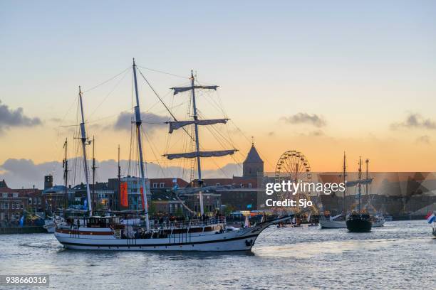 historische zeilschepen zeilen van de rivier de ijssel tijdens de parade van de jacht op het evenement van de sail kampen 2014 - ijssel stockfoto's en -beelden