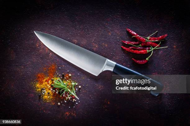 küchenmesser erschossen auf dunklem hintergrund - kitchen knife stock-fotos und bilder