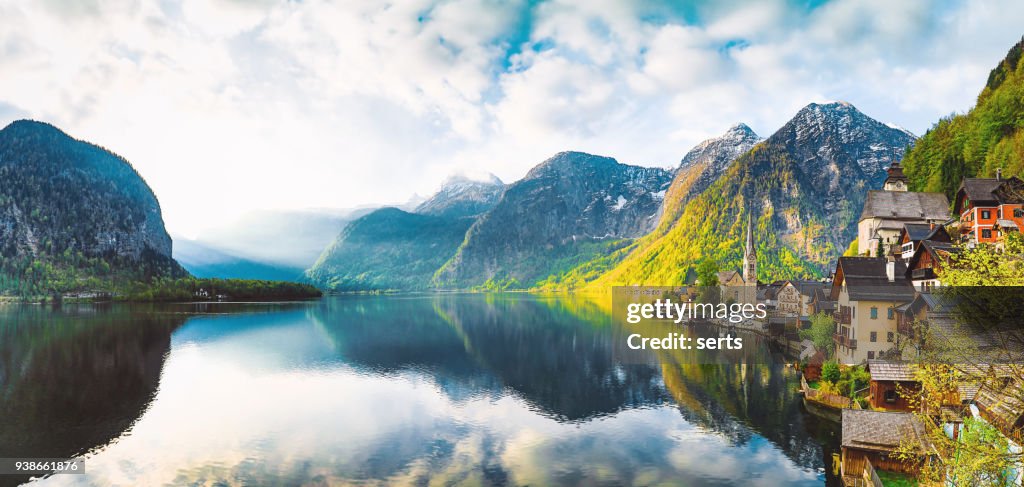 Lago de aldeia e Hallstätter See Hallstatt na Áustria