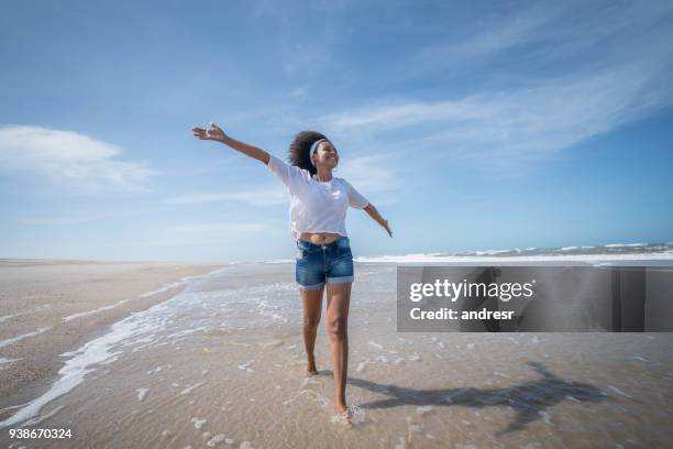 mulher afro-americana feliz andando na praia - estado do maranhão - fotografias e filmes do acervo