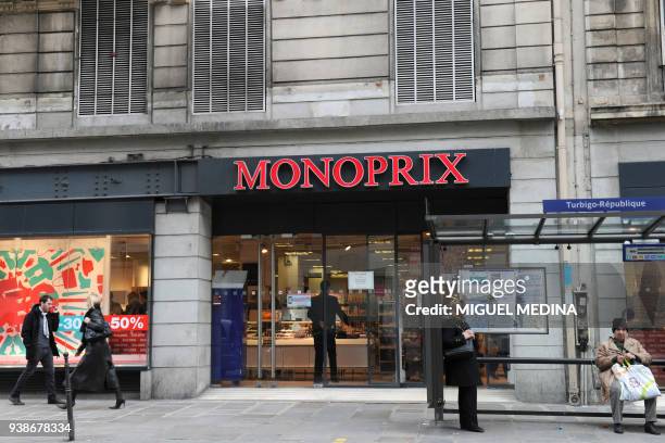 Photo prise le 11 janvier 2012 de l'entrée d'un magasin Monoprix à Paris. La position du groupe de supermarchés Casino dans Paris intramuros, où...