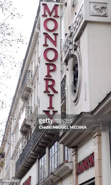 Photo prise le 11 janvier 2012 de l'enseigne d'un magasin Monoprix à Paris. La position du groupe de supermarchés Casino dans Paris intramuros, où...