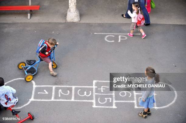 Photo prise le 31 août 2009 d'enfants arrivant dans la cour de l'école maternelle et primaire Notre Dame à Caen, où la rentrée scolaire est avancée....