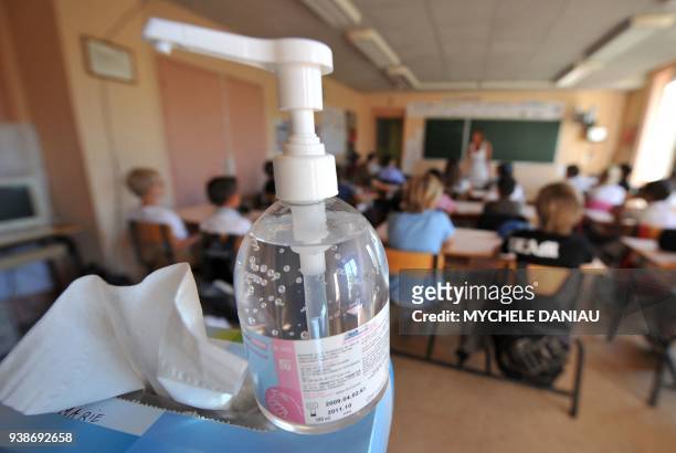 Photo prise le 31 août 2009 d'un gel antibactérien dans une salle de classe de l'école maternelle et primaire Notre Dame à Caen, où la rentrée...