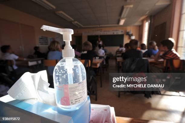 Photo prise le 31 août 2009 d'un gel antibactérien dans une salle de classe de l'école maternelle et primaire Notre Dame à Caen, où la rentrée...