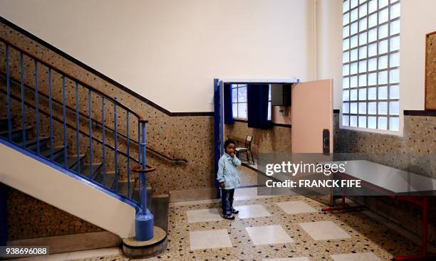 Une élève patiente dans un couloir à son arrivée à l'école maternelle Eugene Reisz, le 16 octobre 2008 à Paris, alors qu'une partie des enseignants...