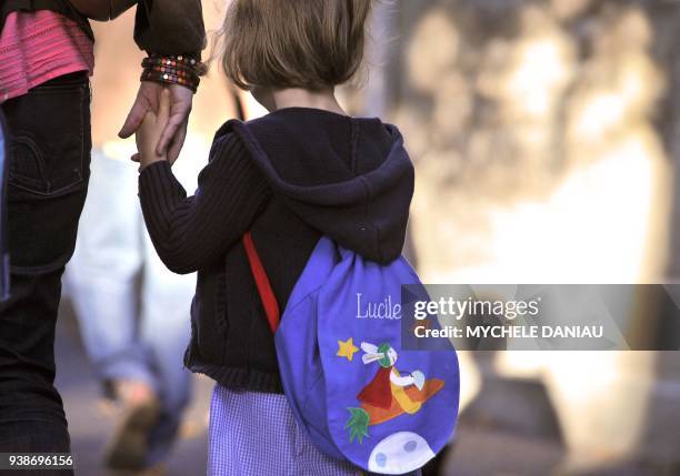 Des enfants arrivent le 31 août 2009 à l'école maternelle et primaire Notre Dame à Caen, où la rentrée scolaire est avancée. Près de 12 millions...