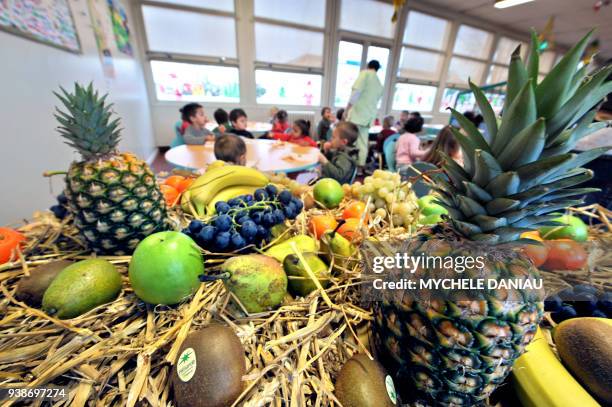 Des enfants d'une classe maternelle mangent des fruits, le 28 novembre 2008 à Hérouville-Saint-Clair. Les pays européens vont à partir de la rentrée...