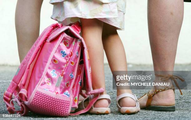Photo prise le 27 août 2007 à Caen, d'une fillette accompagnée par sa mère à l'école privée "La Providence", le jour de la rentrée scolaire anticipée...