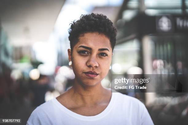 retrato de uma menina - sério - fotografias e filmes do acervo