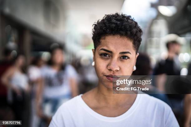 porträt von ein mädchen  - female afro amerikanisch portrait stock-fotos und bilder