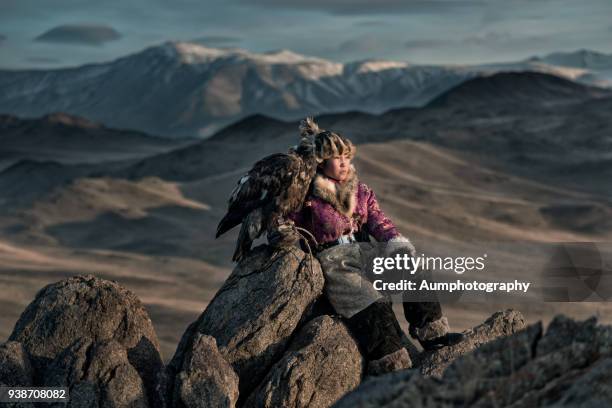 traditional mongolian young woman eagle hunters - bayan olgiy stockfoto's en -beelden