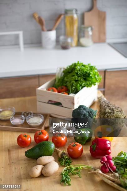 fresh vegetables on a table in kitchen - empty box room stock pictures, royalty-free photos & images