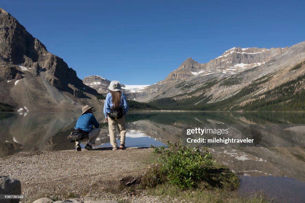 Vrouw man geniet van Bow Lake reflecties Banff National Park Alberta Canada gletsjer