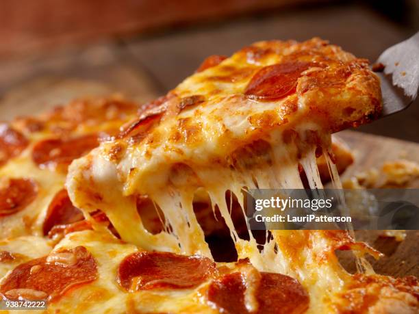 pizza de pepperoni cheesy - partes fotografías e imágenes de stock