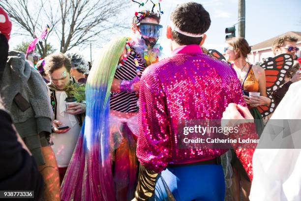 tall man in mardi gras costume in crowd of others in costume - catherine ledner foto e immagini stock