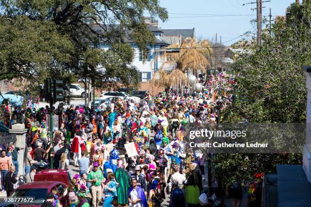 crowd of st. ann parade as seen from balcony - catherine ledner 個照片及圖片檔