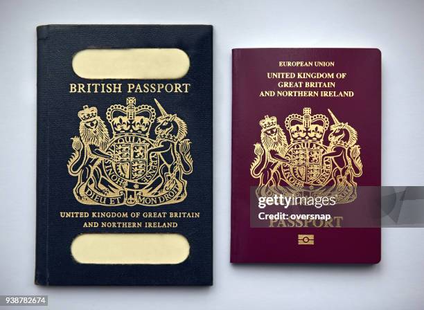 passaportes de uk vintage e atuais - cultura britânica - fotografias e filmes do acervo