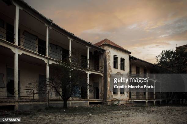 abandoned sanitarium - haunted house stock-fotos und bilder