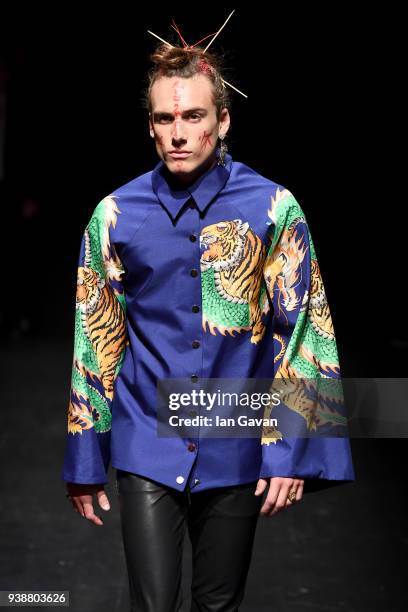 Model walks the runway at the Siyar Akboga show during Mercedes-Benz Fashion Week Istanbul at Zorlu Performance Hall on March 27, 2018 in Istanbul,...