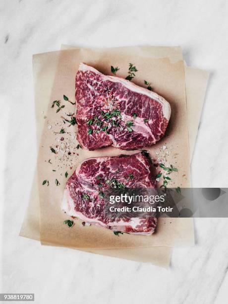 raw steak - viande fond blanc photos et images de collection