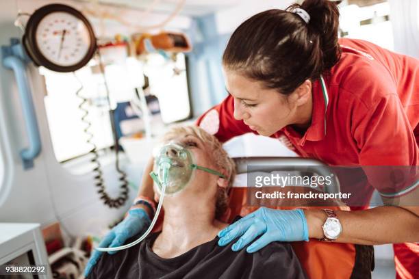 frau in der ambulanz - oxygen mask stock-fotos und bilder