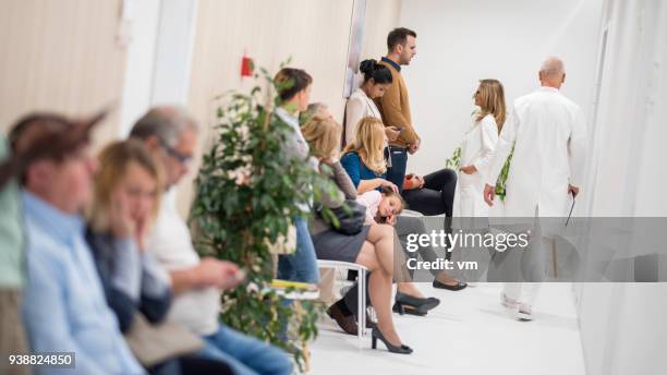 sala de espera en un hospital - atestado fotografías e imágenes de stock