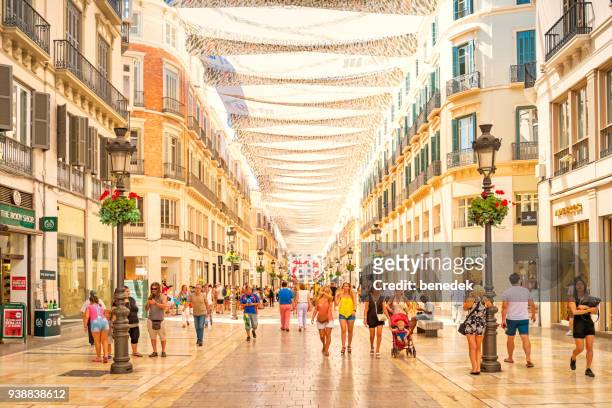 calle larios einkaufsstraße in der innenstadt von malaga spanien - calle urbana stock-fotos und bilder