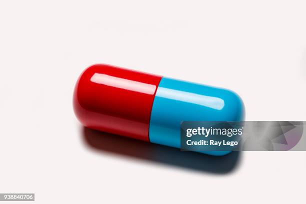big fake pill with small drop shadow on white background - drop-shadow-letters foto e immagini stock