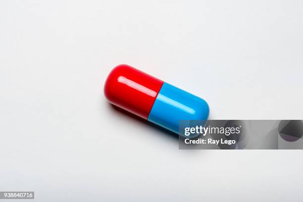 big fake pill with small drop shadow on white background - drop-shadow-letters foto e immagini stock